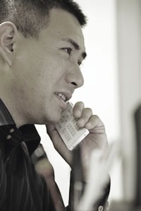 お客様と電話で打ち合わせをする様子